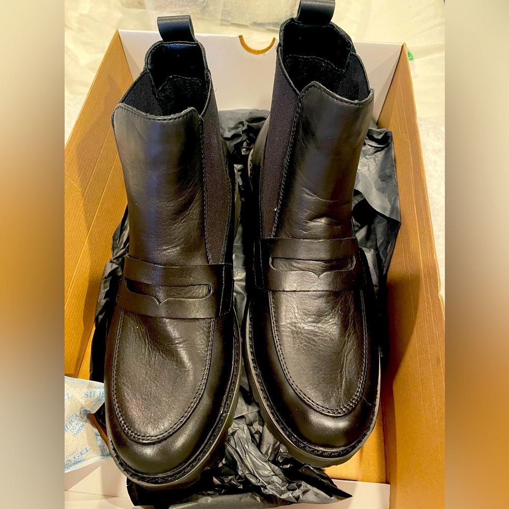 New in Box Remonte Women’s Classic Ankle Boots D8697 Black